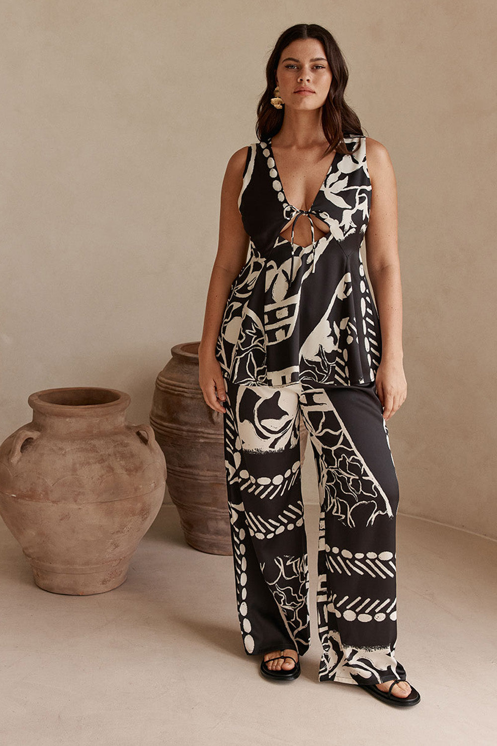 Black Botanic Vase Print V Neck Zelina Top – SABO