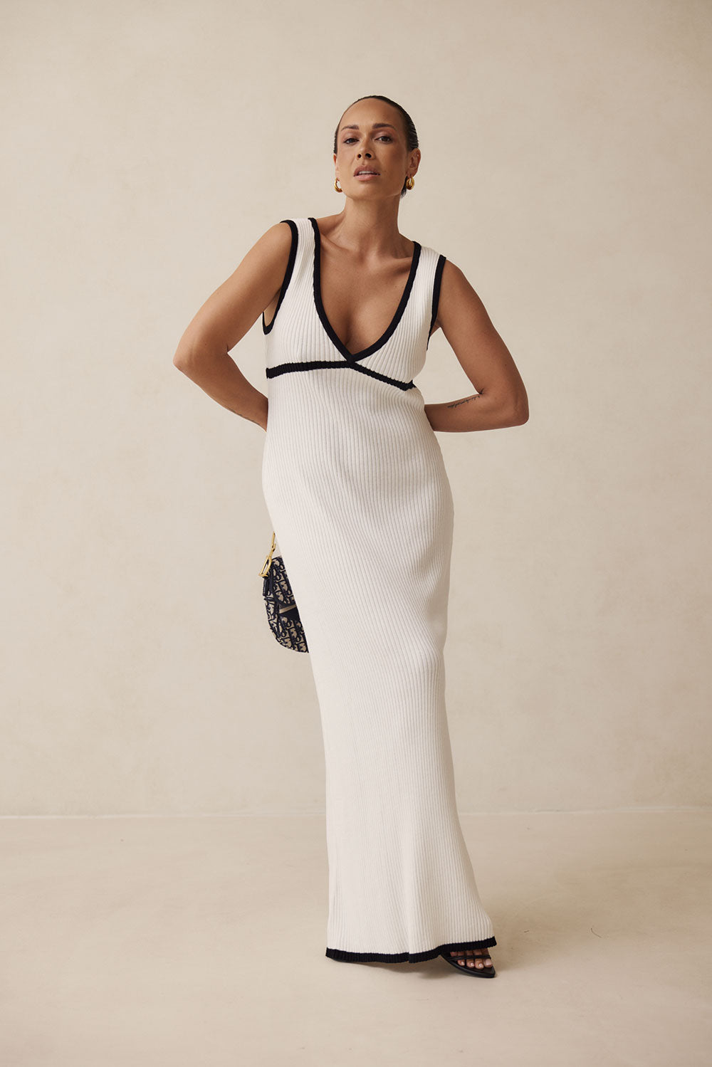 White Knit V Neck Maxi Paragon Dress L | by SABO White Knit V Neck Maxi Paragon Dress L | by SABO
