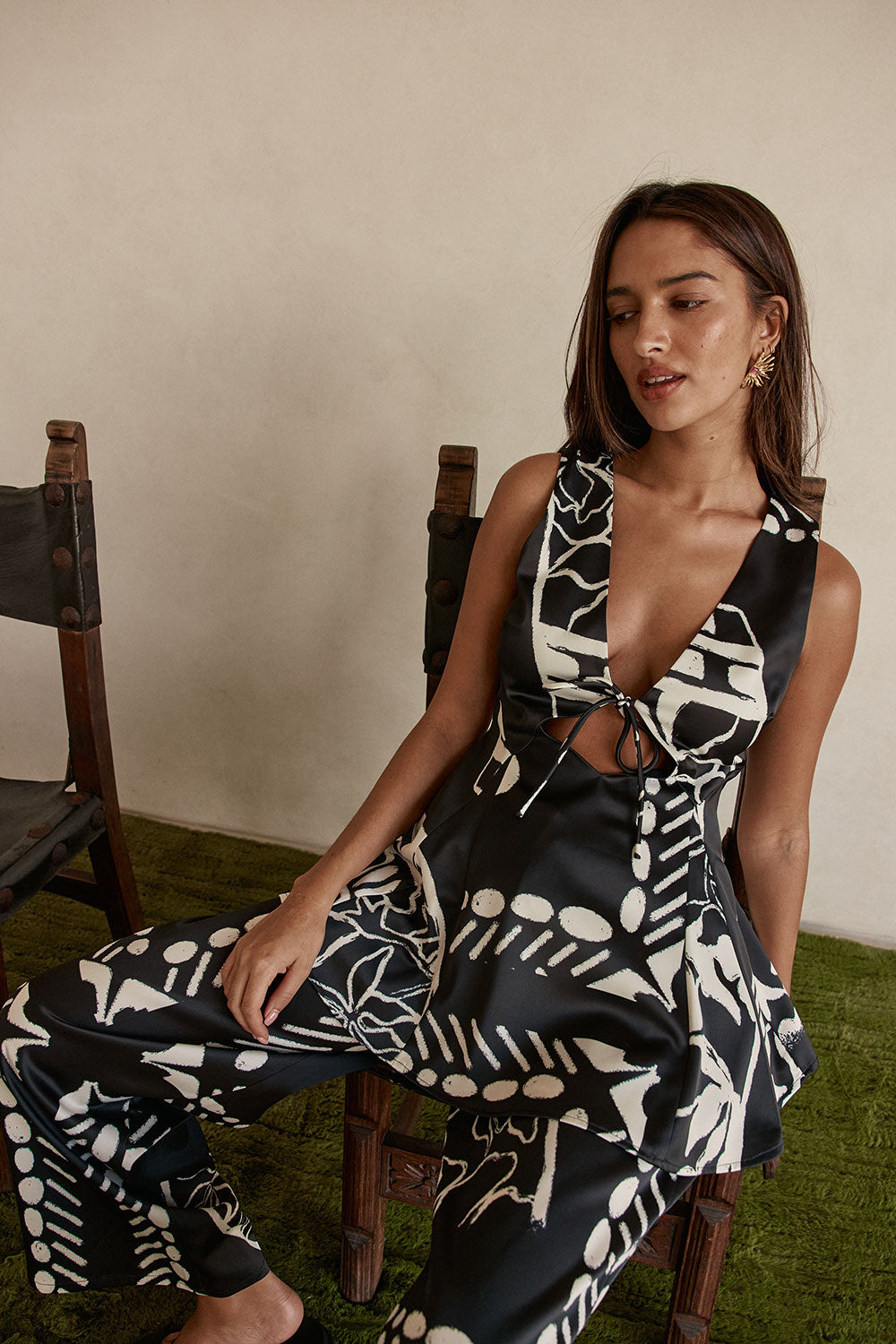 Black Botanic Vase Print V Neck Zelina Top – SABO
