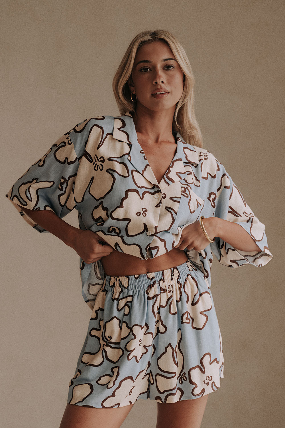 Thessy Shorts - Outline Floral