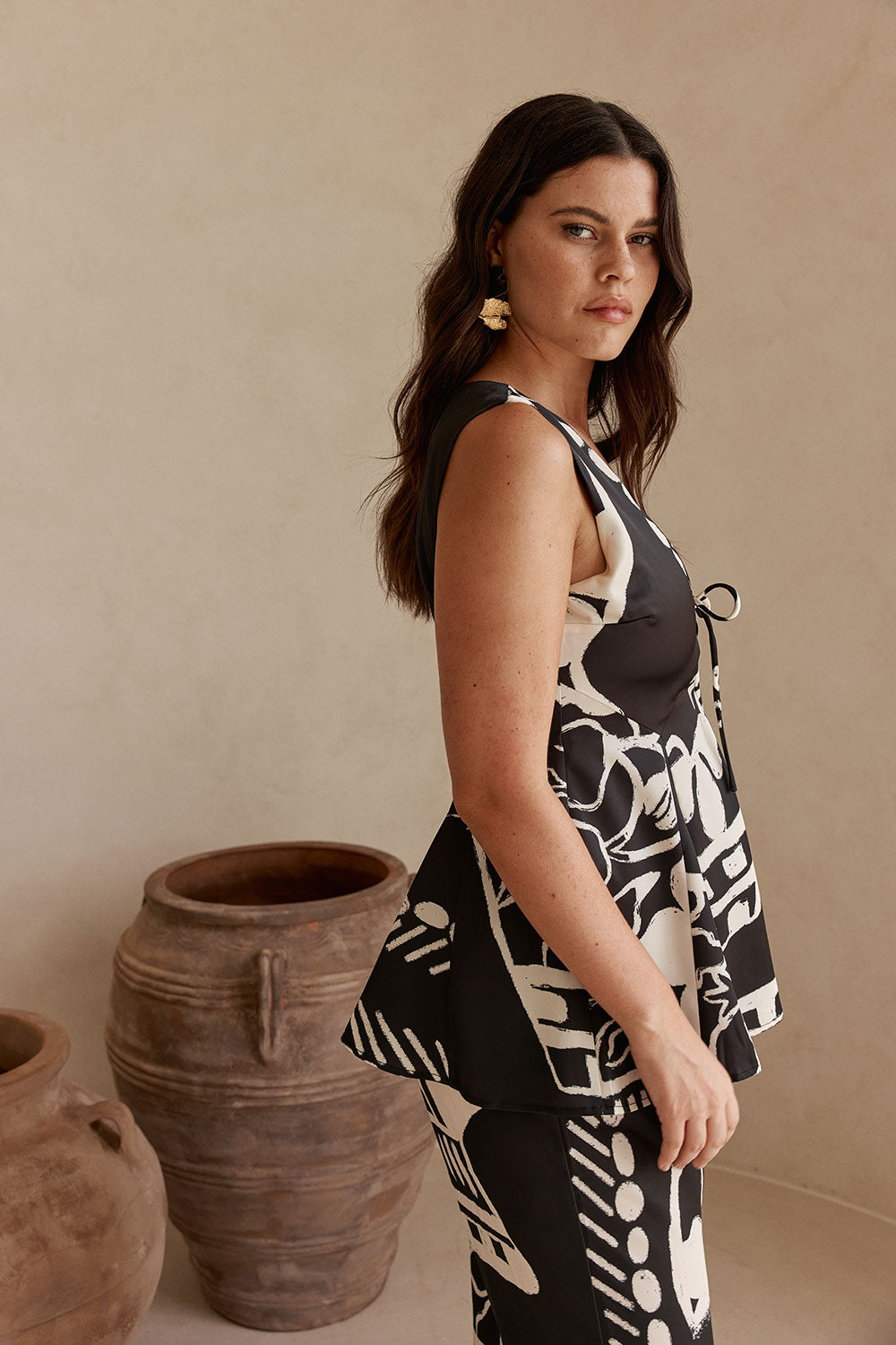 Black Botanic Vase Print V Neck Zelina Top – SABO
