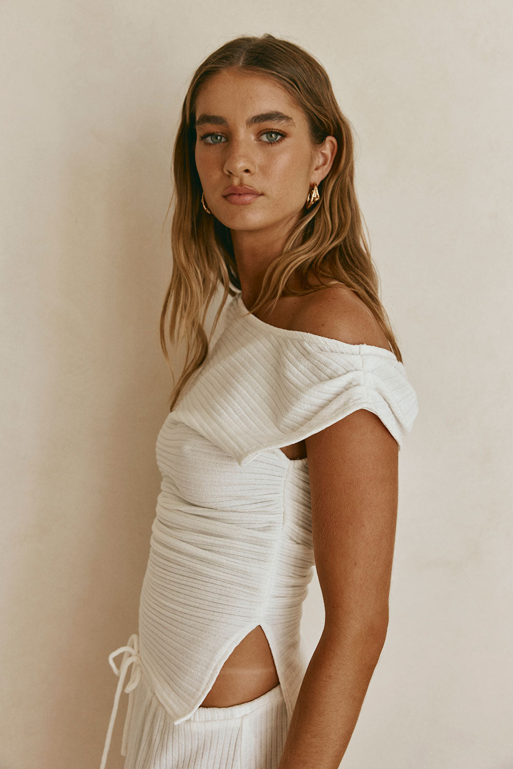 White Ribbed Boat Neck Ruched Detail Deni Top – SABO