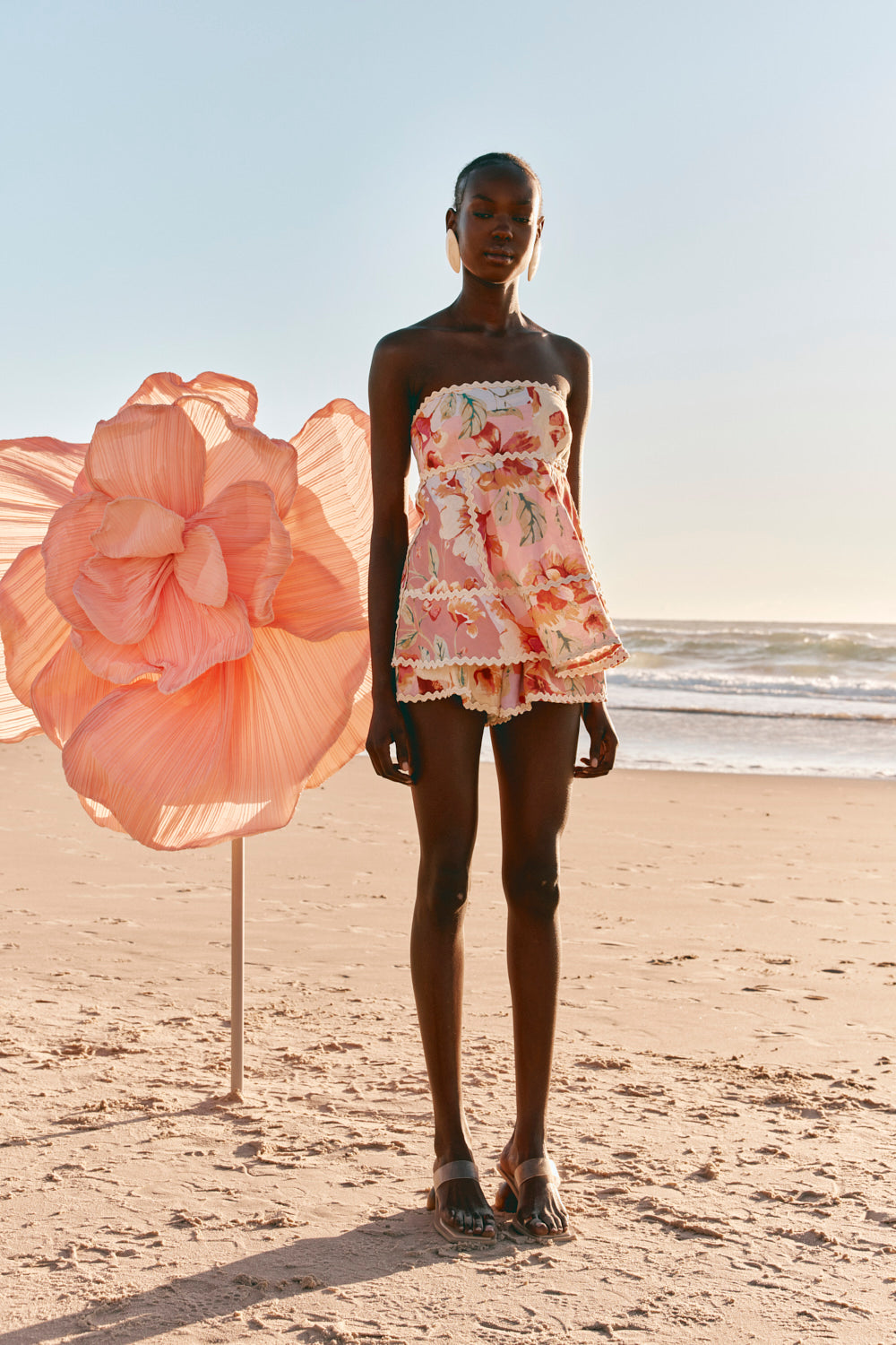 ROBEdeFLEURSGlossy 総レース×バストジップデザインスイムウエア Pink Desert Rose Print Strapless Hera Playsuit – SABO